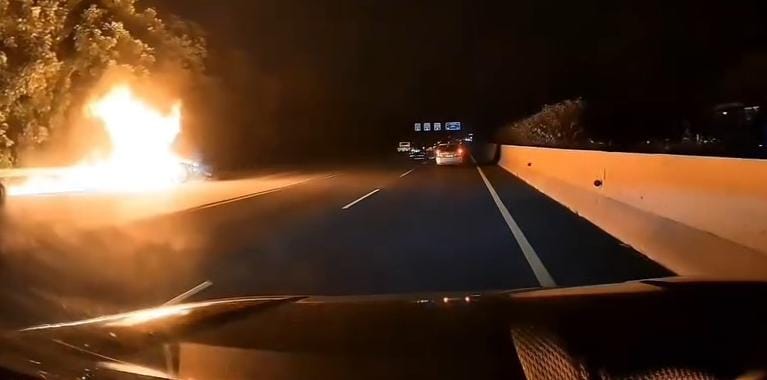 Jetour T2 Terbakar Usai Ditabrak BMW di Jagorawi