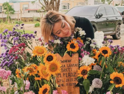 Awkarin Pulang ke Indonesia Langsung Ziarah ke Makam Lula Lahfah, Tulis Pesan Haru