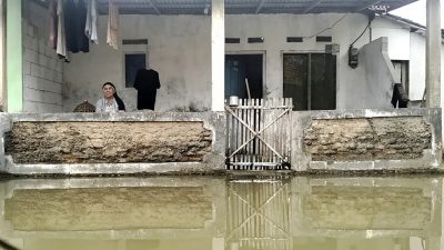 Ribuan Keluarga di Pantai Harapanjaya Muaragembong Terisolasi akibat Banjir