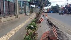 Trotoar di Jalan Narogong Ambles Belum Diperbaiki