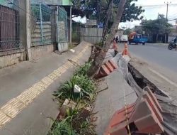 Trotoar di Jalan Narogong Ambles Belum Diperbaiki