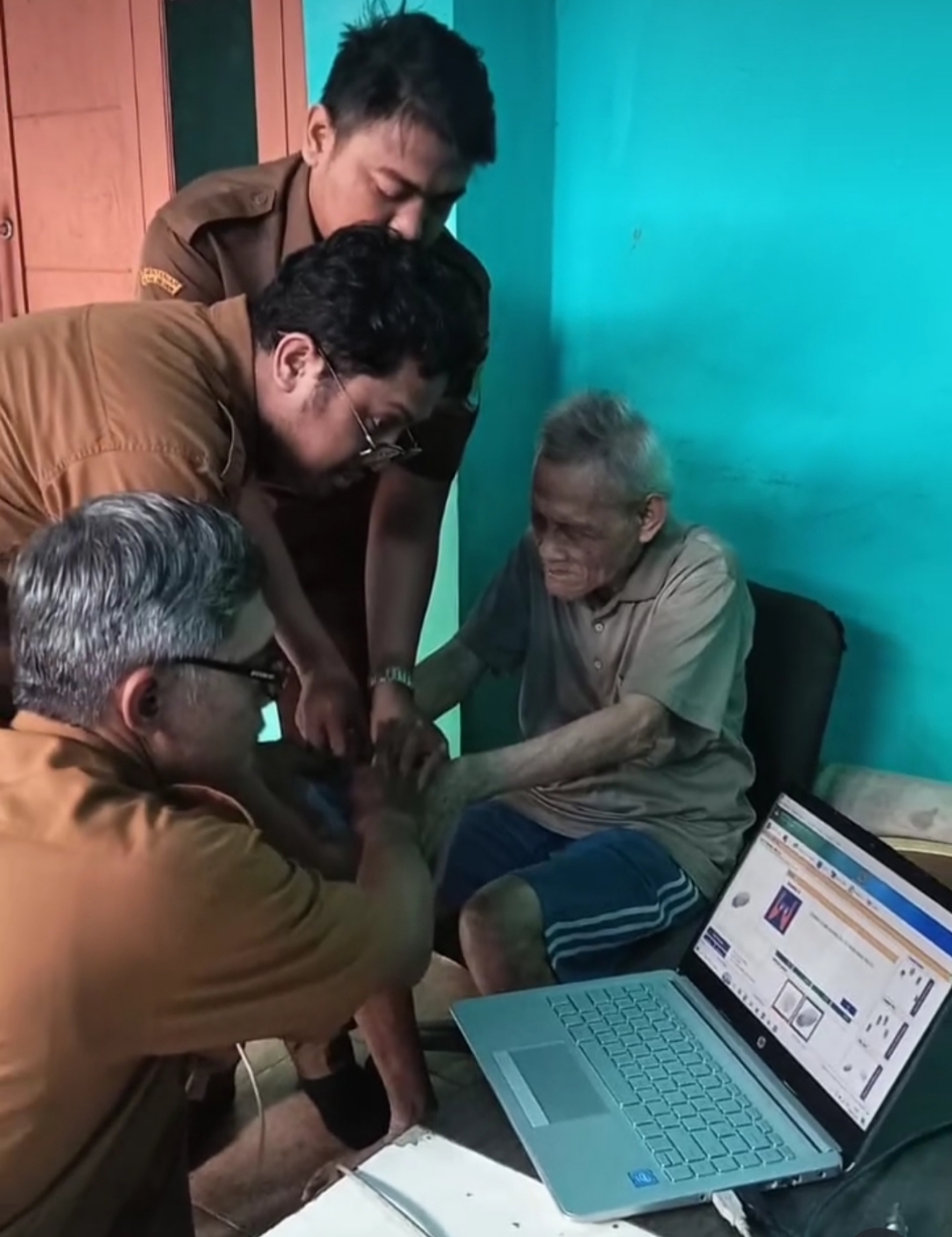 Pelayanan Inklusif, Warga Disabilitas Jatiluhur Rekam e-KTP di Rumah