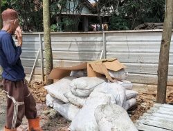 Polisi Amankan 21 Karung Berisi Cacahan Kertas Diduga Uang Rupiah di TPS Liar Setu Bekasi