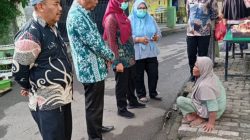 Aparat Kelurahan Margamulya Sigap Evakuasi Ibu Terlantar di Margamulya