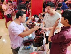 Jelang Imlek, Klenteng Hok Lay Mulai Bersolek