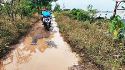 Jalan Kong Isah di Tambun Utara Berubah Kubangan Lumpur