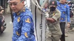 Satpol PP Sikat PKL di Rawalumbu