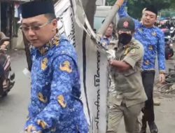 Spanduk dan Baliho Ilegal Dibersihkan di Jatiasih