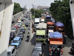Jalan Ahmad Yani Kota Bekasi Lumpuh! Sopir Angkot Demo Tolak Trans Beken, Macet Panjang hingga Siang Ini
