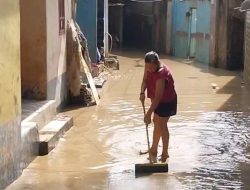 Warga Kampung Lebak Teluk Pucung Bersihkan Sisa Lumpur Pasca Banjir 1,5 Meter