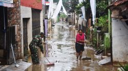 Banjir Surut, Lumpur Menumpuk di Gang Mawar Bekasi Timur