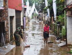 Banjir Surut, Lumpur Menumpuk di Gang Mawar Bekasi Timur
