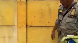 Satpol PP Copot Spanduk Jualan di Jatiasih, Warga Protes