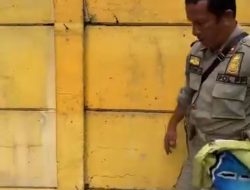 Satpol PP Copot Spanduk Jualan di Jatiasih, Warga Protes