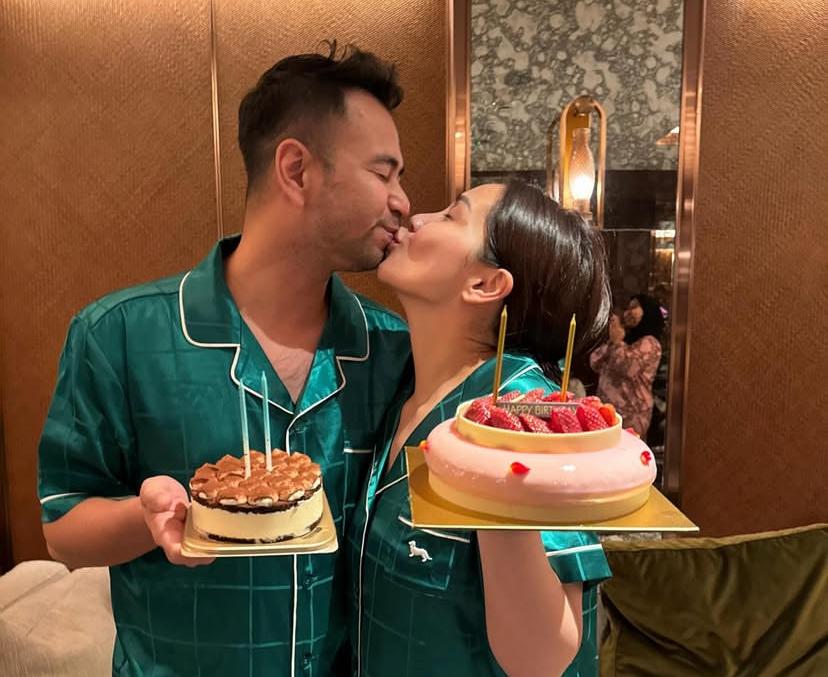 Ciuman Mesra Raffi Ahmad dan Nagita Slavina di Hari Ulang Tahun, Kompak Pakai Piyama Hijau