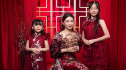 Detail Bordir Emasnya Bikin Salah Fokus! Intip Potret Mewah Sarwendah Saat Imlek