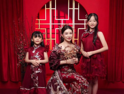 Detail Bordir Emasnya Bikin Salah Fokus! Intip Potret Mewah Sarwendah Saat Imlek