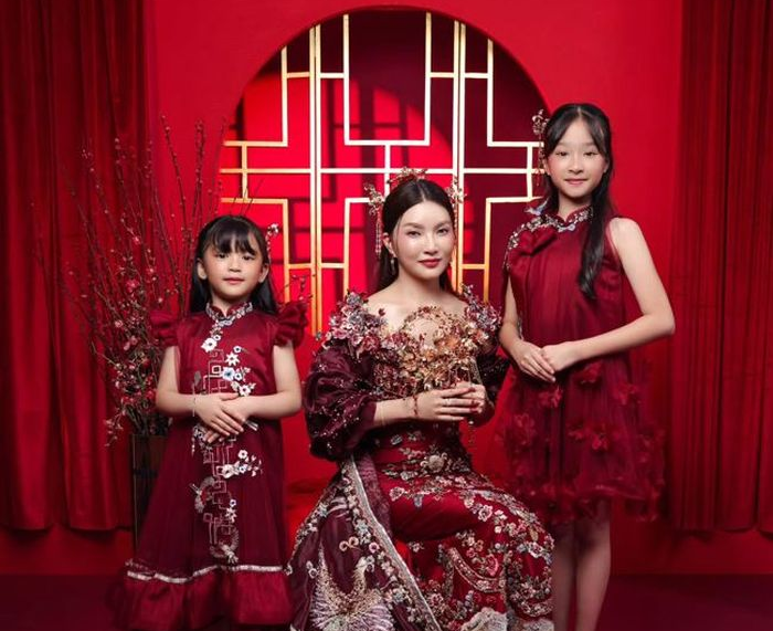 Detail Bordir Emasnya Bikin Salah Fokus! Intip Potret Mewah Sarwendah Saat Imlek