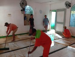 Sambut Ramadan, Petugas DLH Bersihkan Tempat Ibadah