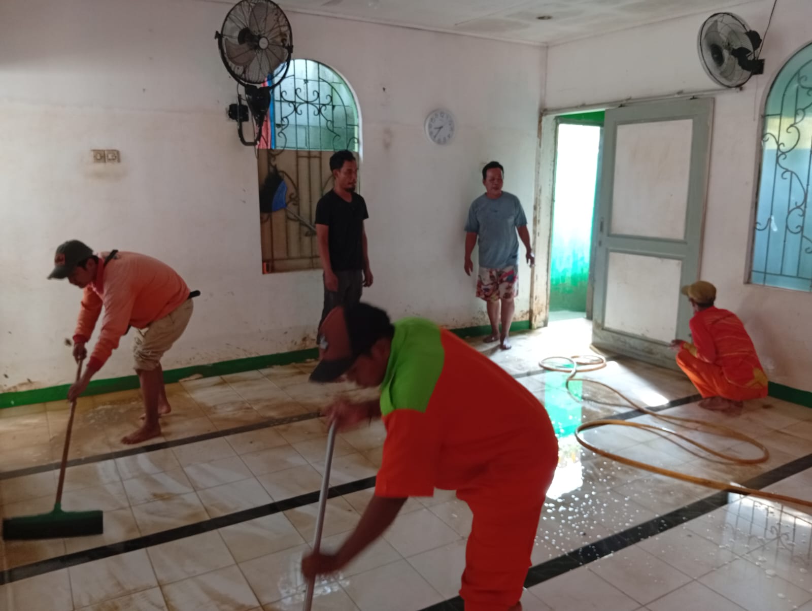 Sambut Ramadan, Petugas DLH Bersihkan Tempat Ibadah