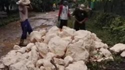 Warga Pantai Bahagia Muaragembong Patungan Perbaiki Jalan Rusak