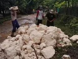 Warga Pantai Bahagia Muaragembong Patungan Perbaiki Jalan Rusak