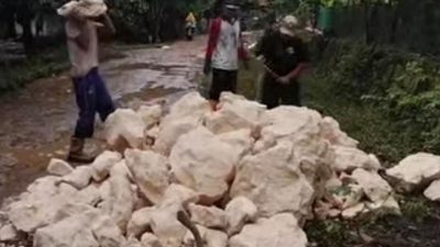 Warga Pantai Bahagia Muaragembong Patungan Perbaiki Jalan Rusak