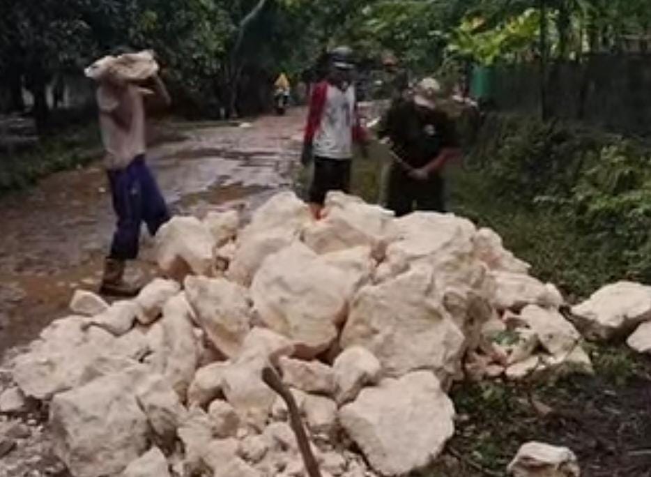 Warga Pantai Bahagia Muaragembong Patungan Perbaiki Jalan Rusak