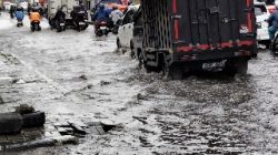 Jalan Sultan Agung Terendam, Arus Lalu Lintas ke Jakarta Macet Parah hingga Hutan Kota