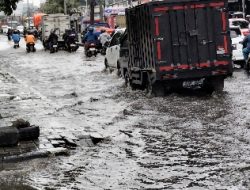 Jalan Sultan Agung Terendam, Arus Lalu Lintas ke Jakarta Macet Parah hingga Hutan Kota