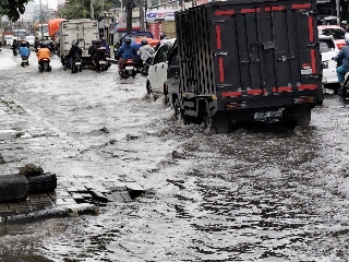 Jalan Sultan Agung Terendam, Arus Lalu Lintas ke Jakarta Macet Parah hingga Hutan Kota