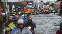 Jalan Jenderal Sudirman Kota Bekasi Kerap Banjir, Perbaikan Saluran Tunggu Pusat