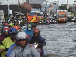Jalan Jenderal Sudirman Kota Bekasi Kerap Banjir, Perbaikan Saluran Tunggu Pusat