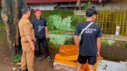 Tumpukan Kasur Bekas Mengular di Jalan Pangkalan 5