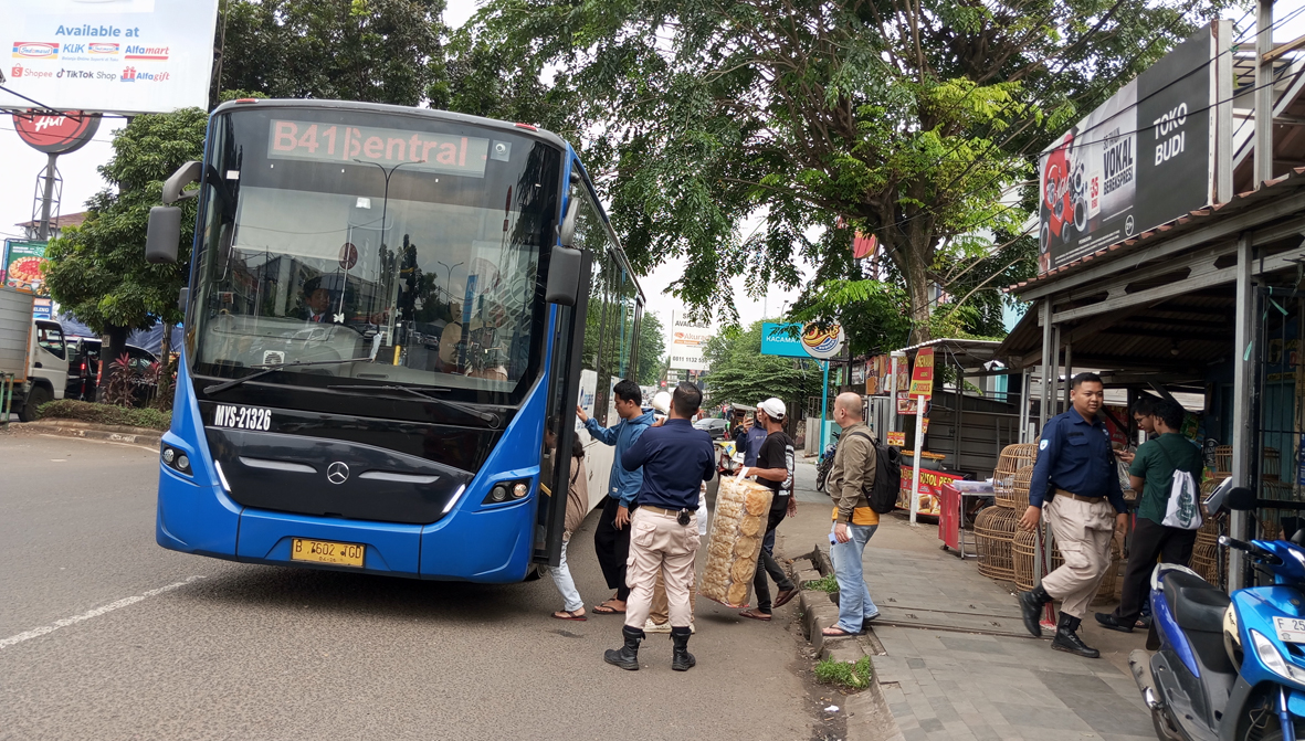 Penumpang Transjakarta di Jatiasih Dibiarkan Sengsara