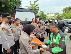 Kapolres Pimpin Aksi Bagi Takjil di Bekasi Utara