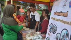 Latih Kemandirian, Siswa Berkebutuhan Khusus Jualan Takjil di Bekasi Selatan