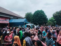 Warga Serbu Pasar Murah di Bekasi Barat