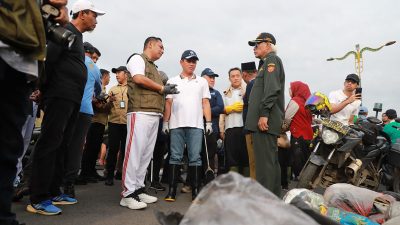 Menteri LH Kaget Lihat Banyak Sampah di Jalan Inspeksi Kalimalang, Minta Pemkab Bekasi Tanggung Jawab