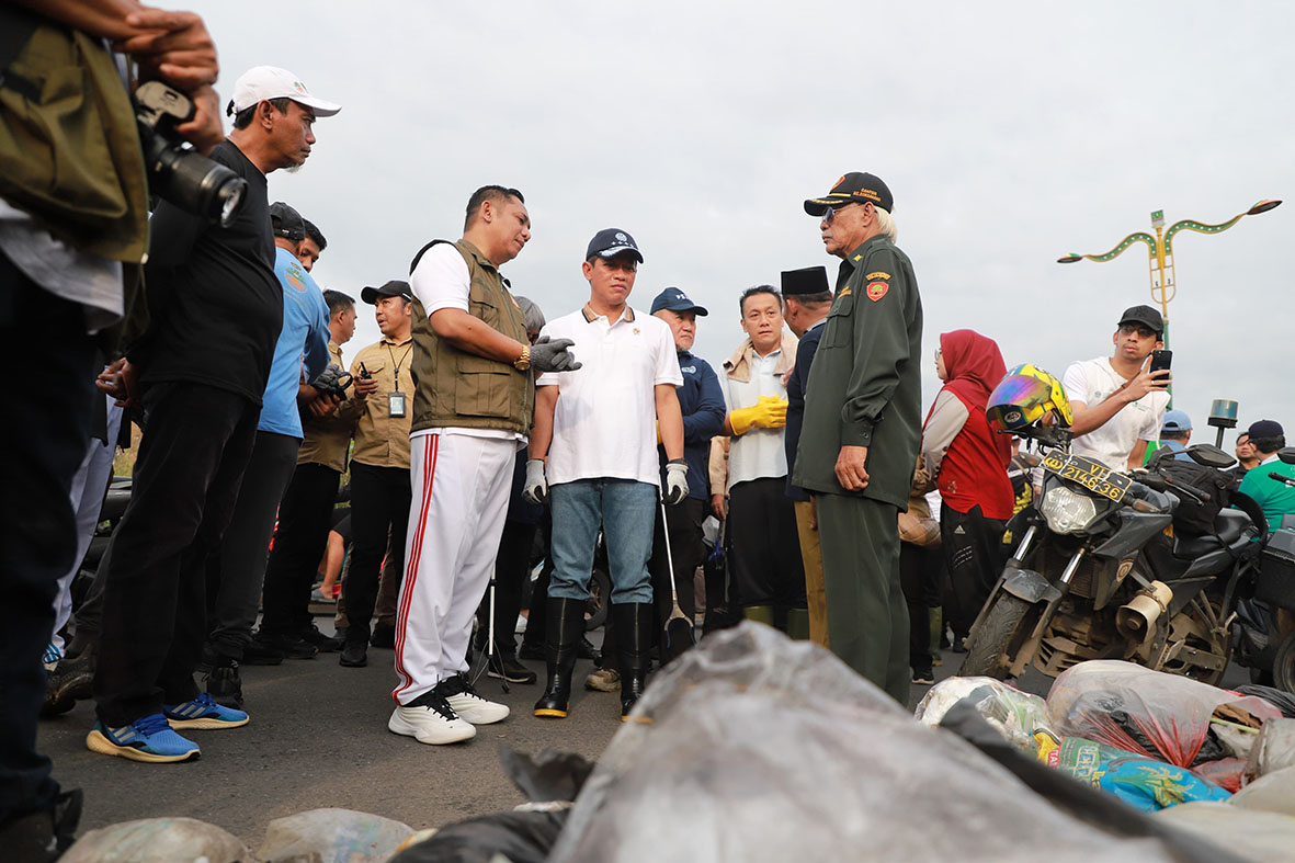 Menteri LH Kaget Lihat Banyak Sampah di Jalan Inspeksi Kalimalang, Minta Pemkab Bekasi Tanggung Jawab