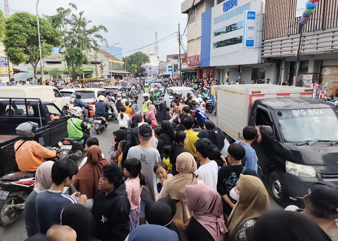 Puncak Cap Go Meh Kota Bekasi 2026: Ribuan Warga Padati Kirab Budaya Sambil Ngabuburit, Lalin Juanda Padat Merayap
