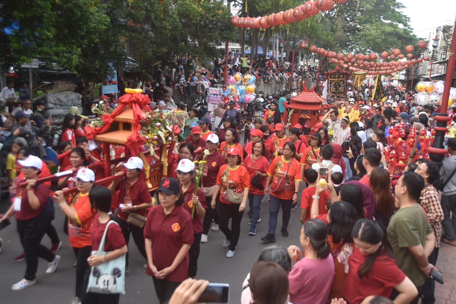 Ngabuburit di Kirab Budaya Cap Go Meh