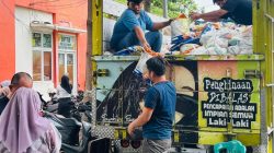 Paket Sembako Rp70 Ribu Diserbu Warga di Medan Satria