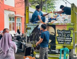 Paket Sembako Rp70 Ribu Diserbu Warga di Medan Satria