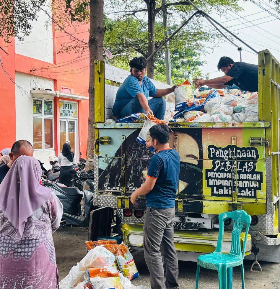 Paket Sembako Rp70 Ribu Diserbu Warga di Medan Satria