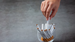 Ini Bahaya Merokok Saat Berbuka Puasa, Risiko Gastritis hingga Keracunan Nikotin