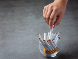 Ini Bahaya Merokok Saat Berbuka Puasa, Risiko Gastritis hingga Keracunan Nikotin