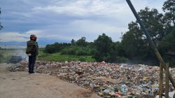 Sampah Dibiarkan Menumpuk di Dekat Kantor Pemkab Bekasi