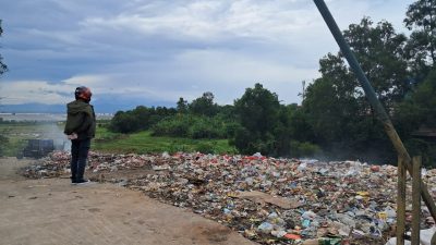 Sampah Dibiarkan Menumpuk di Dekat Kantor Pemkab Bekasi