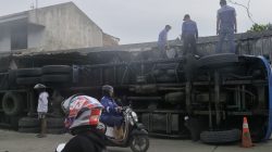 Truk Muatan Galon Terguling di Jalan Swatantra Jatiasih, Lalu Lintas Macet